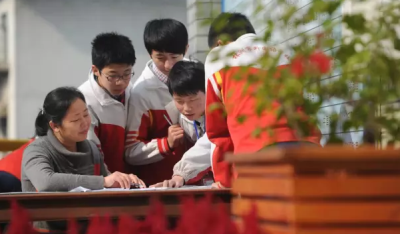 圖2：外國語數學金牌教練指導學生.png
